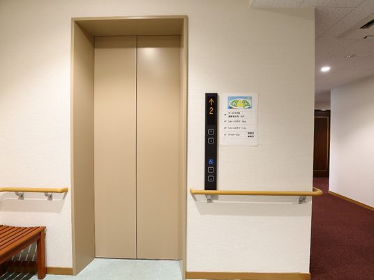  エレベーター前の通路 