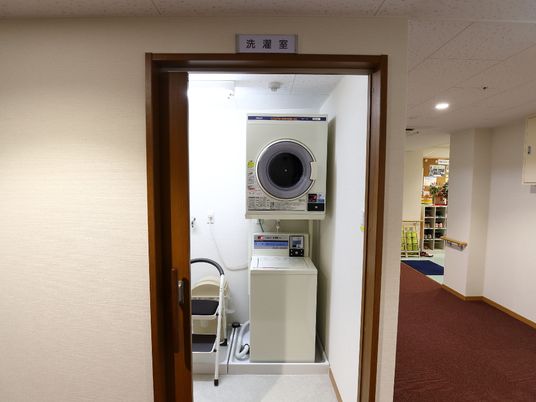  清潔なコインランドリー室  