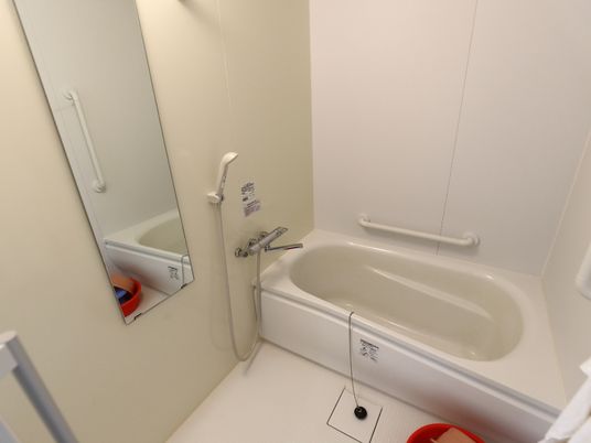  手すり付き浴室  