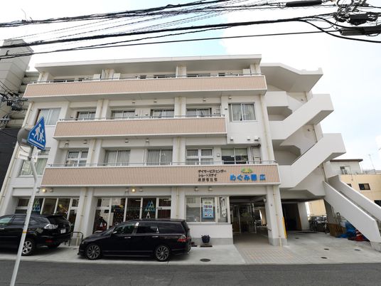  白い建物の外観 