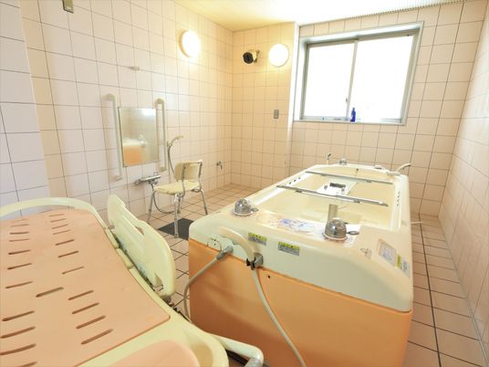 広々とした浴室設備