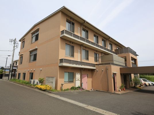 平穏な外観の建物