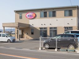 明るい外観の建物