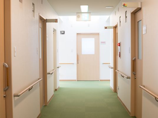 明るく清潔な廊下