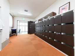 明るい廊下と靴棚