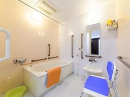 バリアフリー設計の浴室