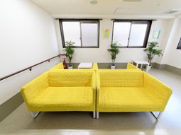 黄色いソファのリビング空間