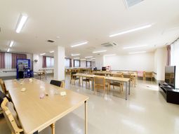 広々とした明るい食堂空間