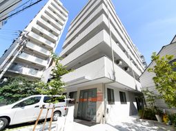 白い建物の明るい外観