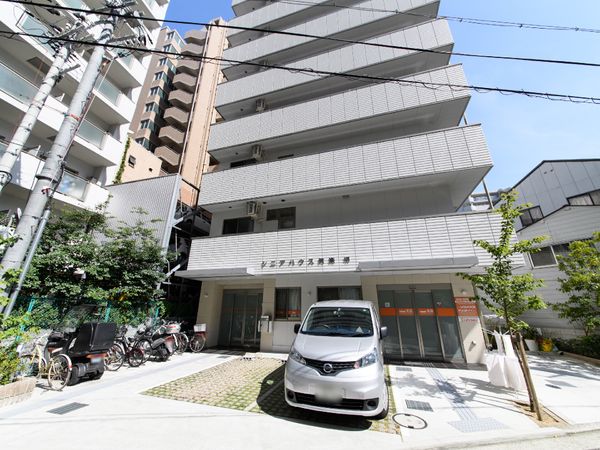 現代的な建物のエントランス