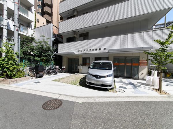 緑ある明るい施設エントランス