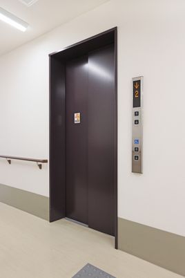 清潔な廊下のエレベーター