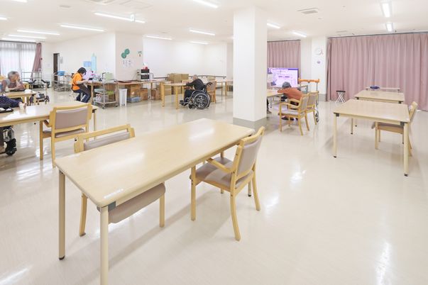 清潔な廊下と休憩スペース