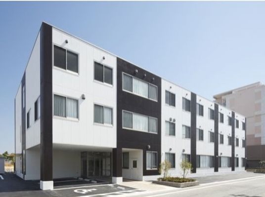清潔な白い建物の外観