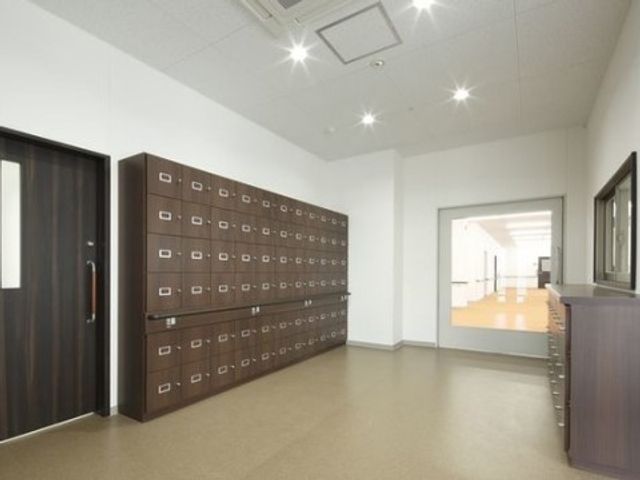 明るい廊下と機能訓練室