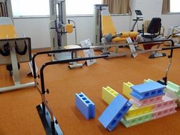 リハビリ機器とカラフルなブロック