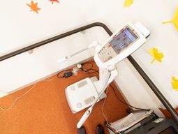 医療機器のある明るい部屋