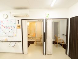 清潔な施設の多目的室入口