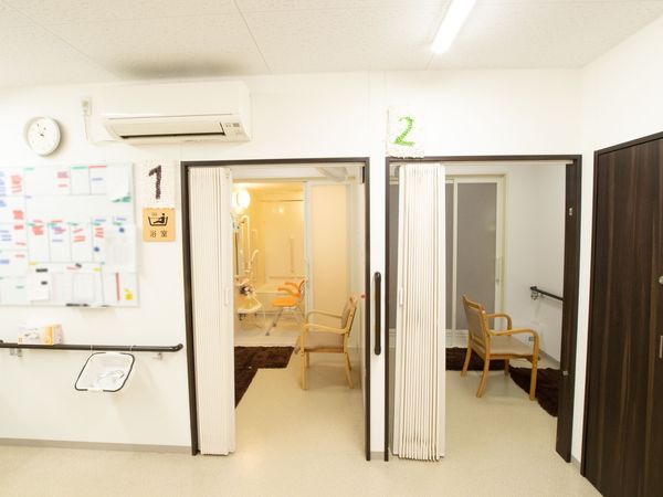 清潔な施設の多目的室入口