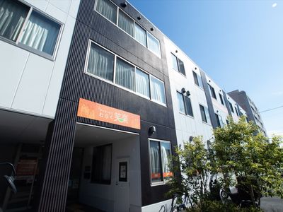 明朗な外観の建物