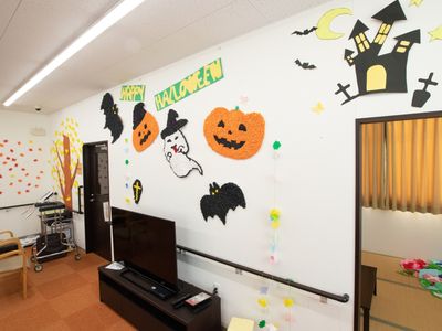 ハロウィーン飾りのあるリビング