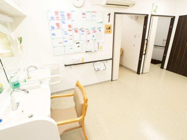 清潔な洗面台と廊下