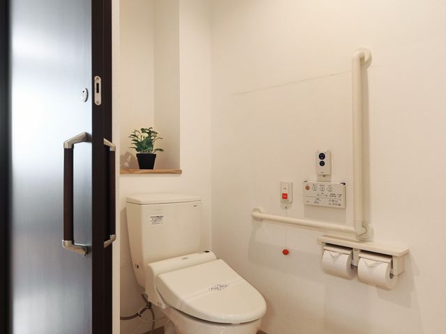 明るい清潔なトイレ トイレ やさしい色合いでまとめられたトイレは清潔感があり、安心して使える設計です。