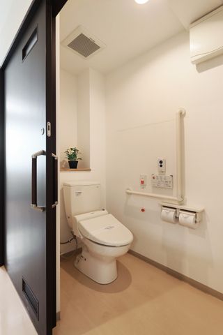明るい清潔なトイレ トイレ やさしい色合いでまとめられたトイレは清潔感があり、安心して使える設計です。