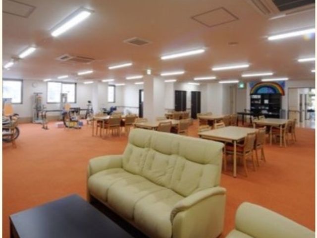 快適な共有スペース 共有スペース ゆったりとした座席が配置されたダイニングルームです。柔らかな照明のもと、読書や会話を楽しめる空間が広がっています。