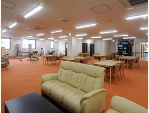 快適な共有スペース 共有スペース ゆったりとした座席が配置されたダイニングルームです。柔らかな照明のもと、読書や会話を楽しめる空間が広がっています。