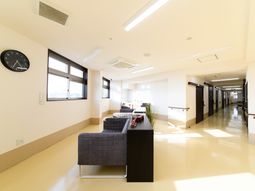 明るい空間の廊下