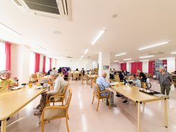 広々とした明るい食堂