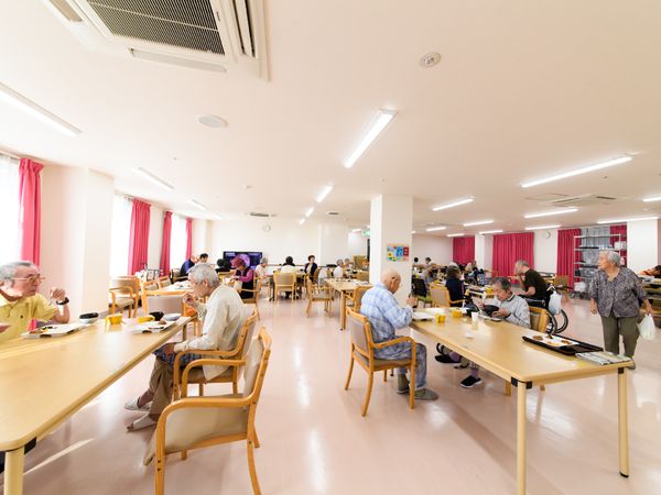 広々とした明るい食堂