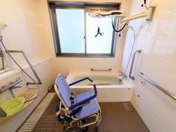 バリアフリー設計の浴室