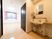 サムネイル 広々とした居室内には洗面スペースが設けられており、大きな鏡とゆったりとした大きさの洗面台が設置されている。