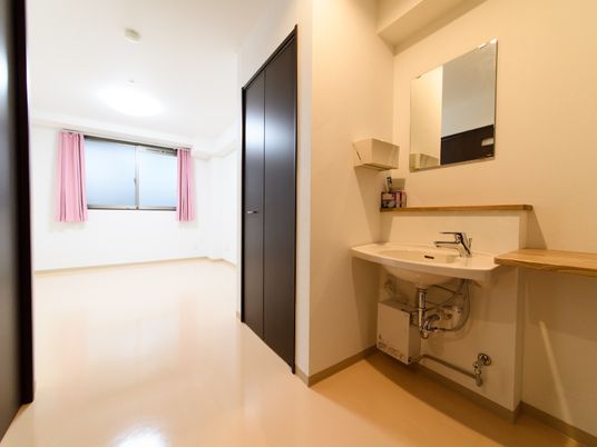 広々とした居室内には洗面スペースが設けられており、大きな鏡とゆったりとした大きさの洗面台が設置されている。
