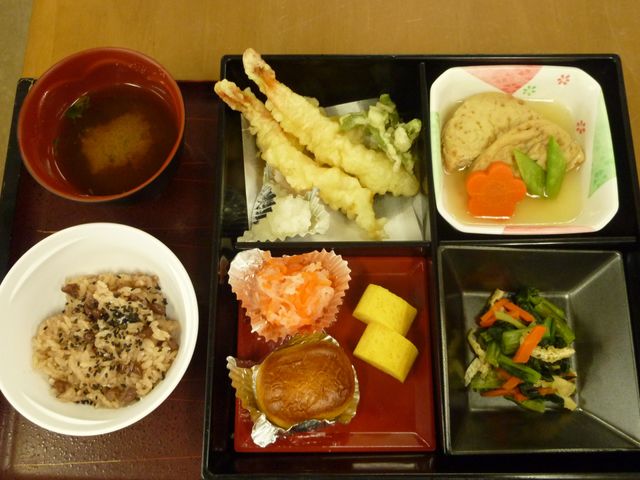 栄養バランスの食事セット 食事 バランスの良い食事で、利用者の健康を支えます。明るい食空間での食事が楽しめる環境です。