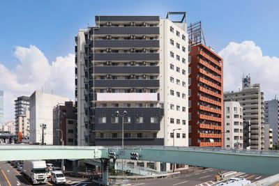 明るい日差しの外観