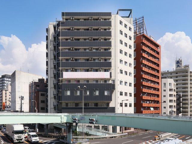明るい日差しの外観 外観 広々した入口は明るく清潔感があり、周辺アクセスも良好です。