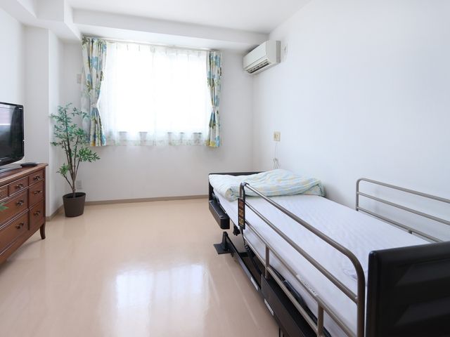 明るい空間の居室 居室 清潔感のあふれる居室で、ゆったりと落ち着いた時を過ごせます。