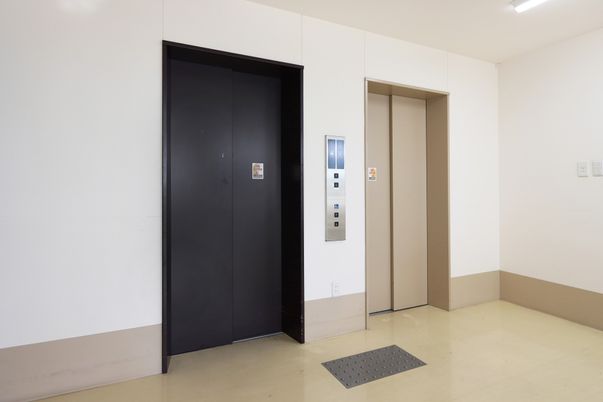 明るい廊下のエレベーター