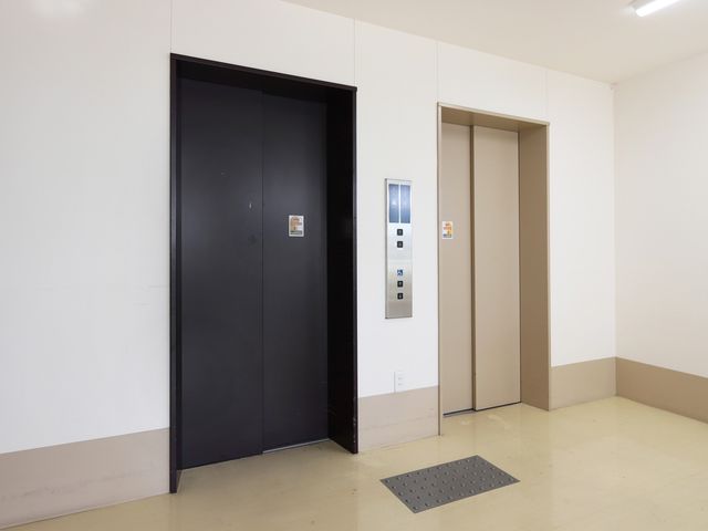 明るい廊下のエレベーター エレベーターホール 清潔感のあふれる廊下は、日々の移動も快適です。