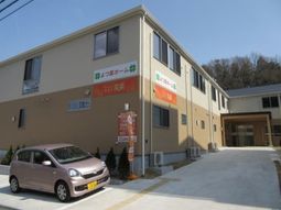 明るい日差しの建物外観
