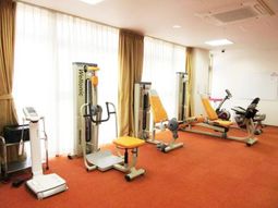 機能訓練用の機器が並ぶ部屋