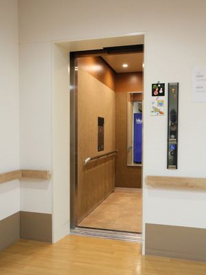 開いた扉のエレベーター