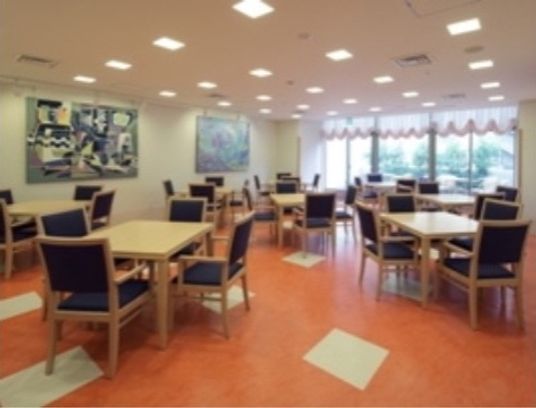 広々とした明るい食堂