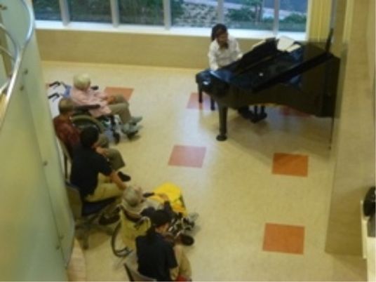 ピアノの生演奏を楽しむ様子