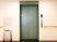 緑色のエレベーター扉
