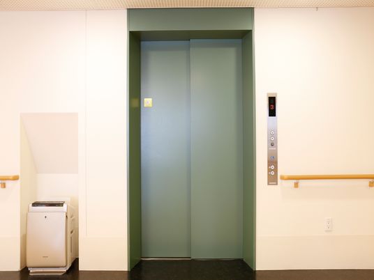 緑色のエレベーター扉