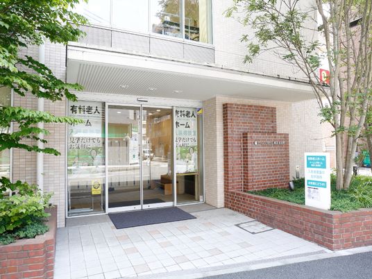 明るいエントランスの外観